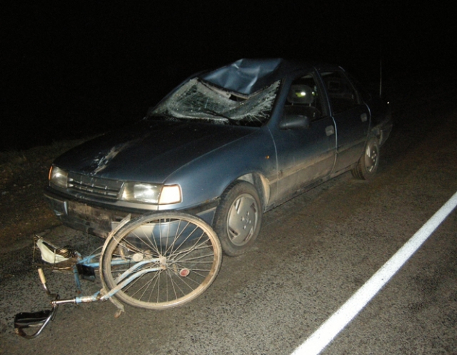 Dviratininkas nepastebėjo automobilio. Dviratininkas nepastebėjo automobilio.