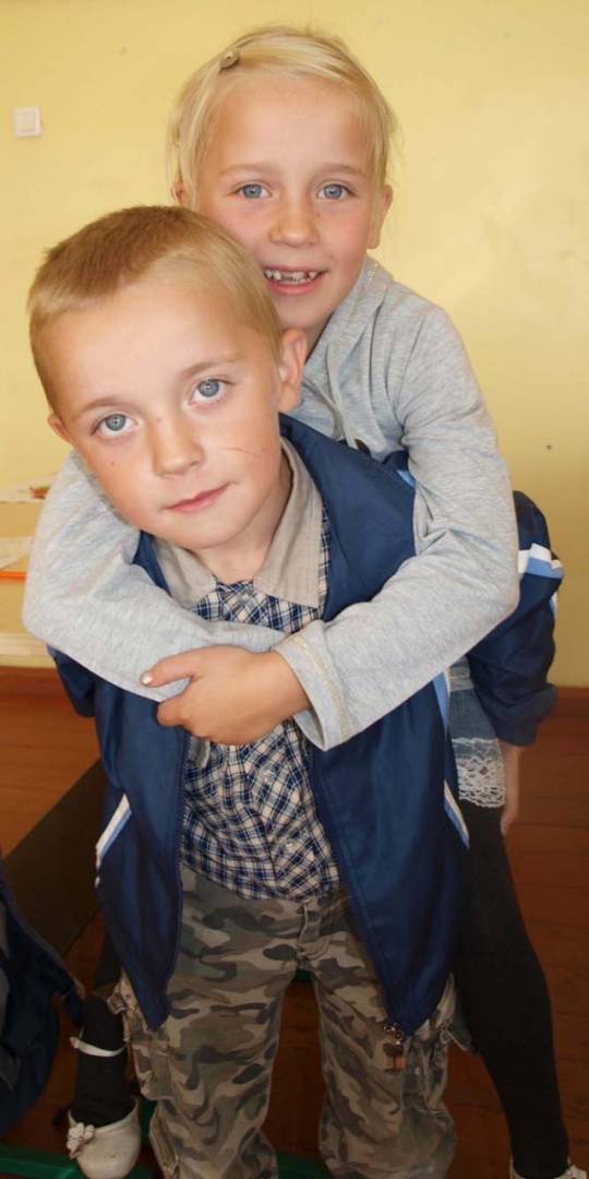 Dvynukai Goda ir Tomas Jakuboniai sakė nenorintys sėdėti viename suole. D.Zibolienės nuotr. Dvynukai Goda ir Tomas Jakuboniai sakė nenorintys sėdėti viename suole. D.Zibolienės nuotr.