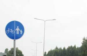 Pėsčiųjų ir dviratininkų takas populiarus tarp rokiškėnų sodininkų.  N. Byčkovskio nuotr.