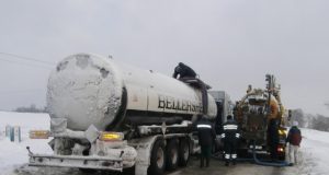 Iš laukų išsiurbtas dyzelinas perpumpuojamas į cisternas tiesiog ant kelio
