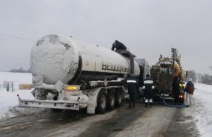 Ekologinė nelaimė: iki šiol likviduojami avarijos padariniai Iš laukų išsiurbtas dyzelinas perpumpuojamas į cisternas tiesiog ant kelio