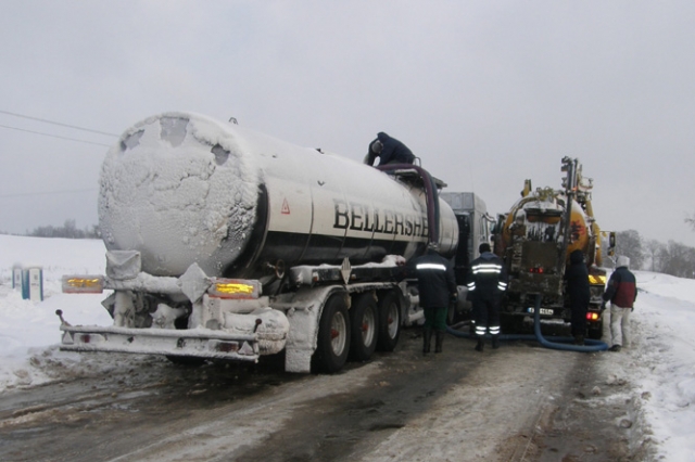 Iš laukų išsiurbtas dyzelinas perpumpuojamas į cisternas tiesiog ant kelio Iš laukų išsiurbtas dyzelinas perpumpuojamas į cisternas tiesiog ant kelio