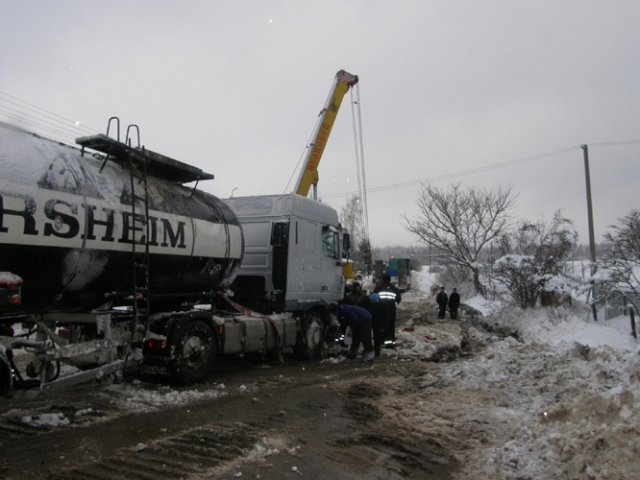 Dyzelino pasikrauti į Bryzgių kaimą vykęs vilkikas posūkyje įlėkė į griovį. Sunkiasvorę su cisterna ant kelio ištraukė kelininkų technika. A.Minkevičienės nuotr. Dyzelino pasikrauti į Bryzgių kaimą vykęs vilkikas posūkyje įlėkė į griovį. Sunkiasvorę su cisterna ant kelio ištraukė kelininkų technika. A.Minkevičienės nuotr.