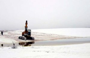 Ekologinė nelaimė: dėl išsiliejusio dyzelino Juodupės seniūnijoje skelbiama ekstremali situacija Atliekami nelaimės padarinių likvidavimo darbai.