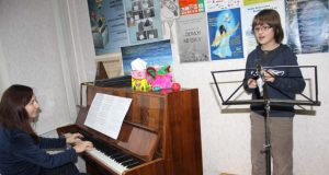 Koncertmeisterė K.Kemundrytė ir jaunasis dainininkas J.Danys repetuoja būsimam džiazo vakarui. N.Byčkovskio nuotr.