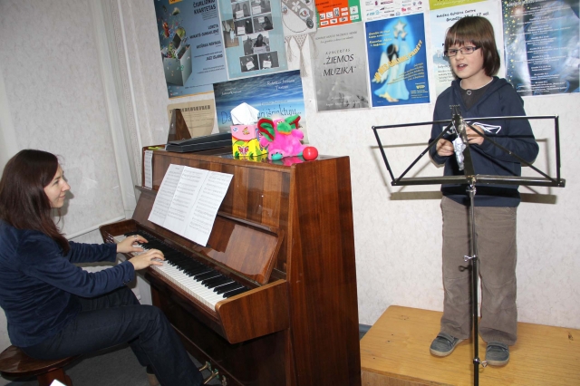 Koncertmeisterė K.Kemundrytė ir jaunasis dainininkas J.Danys repetuoja būsimam džiazo vakarui. N.Byčkovskio nuotr.