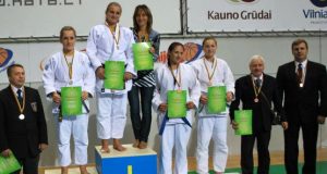 Ant nugalėtojų pakylos aukščiausio laiptelio - rokiškėnė A.Šlapelytė ir jos trenerė G.Čečienė. G.Čečienės asmeninio archyvo nuotr.