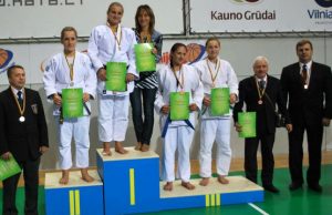 Ant nugalėtojų pakylos aukščiausio laiptelio - rokiškėnė A.Šlapelytė ir jos trenerė G.Čečienė. G.Čečienės asmeninio archyvo nuotr.