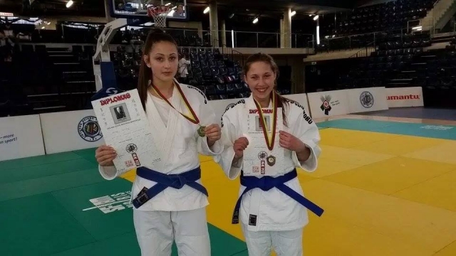 Sambo imtynininkės Vaiga Čečytė ir Gitana Kasparavičiutė.