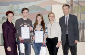 Rajono moksleiviai sužibėjo saugaus darbo plakatų kūrimo konkurse Kamajų Antano Strazdo gimnazistai Deividas Skavičius (viduryje) ir Iveta Pranskūnaitė kartu su dalyvauti konkurse paskatinusia dailės mokytoja Daiva Baltakyte (antra iš dešinės) ir Valstybinės darbo inspekcijos Panevėžio skyriaus atstovais.