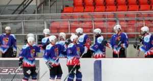 Rokiškio ledo ritulininkai šventė pergalę prieš Elektrėnų ESSM-2000 komandą. hockey.lt archyvo nuotr.