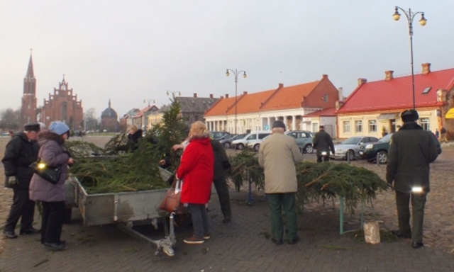 Rokiškio miškininkai kasmet nepriklausomybės aikštėje dalija šakas. Rokiškio miškininkai kasmet nepriklausomybės aikštėje dalija šakas.