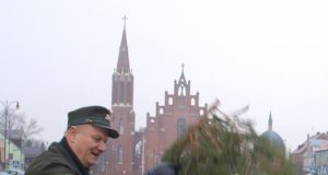 Rokiškio miškų urėdijos miškininkai žmonėms dovanojo šimtus eglišakių. D.Zibolienės nuotr.