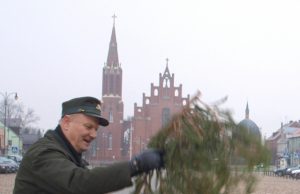 Rokiškio miškų urėdijos miškininkai žmonėms dovanojo šimtus eglišakių. D.Zibolienės nuotr.