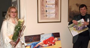 Dailininkai Natalija ir Olegas Riabčiuk Krašto muziejui dovanojo 10 paveikslų sambo tema. L.Dūdaitės nuotr.