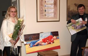 Dailininkai Natalija ir Olegas Riabčiuk Krašto muziejui dovanojo 10 paveikslų sambo tema. L.Dūdaitės nuotr.
