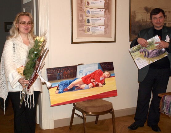 Dailininkai Natalija ir Olegas Riabčiuk Krašto muziejui dovanojo 10 paveikslų sambo tema. L.Dūdaitės nuotr. Dailininkai Natalija ir Olegas Riabčiuk Krašto muziejui dovanojo 10 paveikslų sambo tema. L.Dūdaitės nuotr.