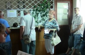Eilėse – ilgiau nei pusvalandį Penktadienį Rokiškio butų ūkyje Nepriklausomybės a. buvo apstu klientų. N. Byčkovskio nuotr.