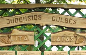 Informacija apie gražiuosius paukščius pateikiama įvairiomis kalbomis. Dalios Zibolienės ir Giedriaus Kujelio nuotr.