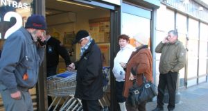 Vidurdienį miesto centre prie uždarytų parduotuvių būriavosi rokiškėnai. N.Byčkovskio nuotr.