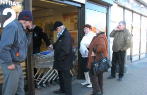 Vidurdienį miesto centre prie uždarytų parduotuvių būriavosi rokiškėnai. N.Byčkovskio nuotr.