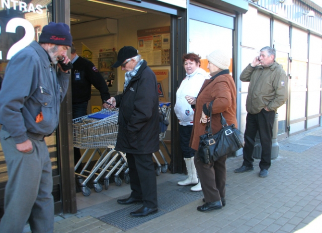 Vidurdienį miesto centre prie uždarytų parduotuvių būriavosi rokiškėnai. N.Byčkovskio nuotr.