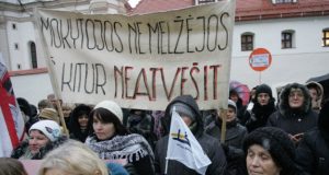 Prie Švietimo ir mokslo ministerijos mitingavo Lietuvos mokytojai. Eltos nuotr.