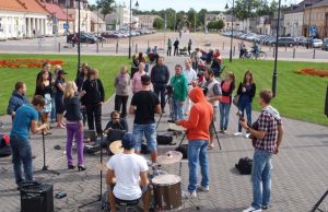 Nedaryki klaidos, nepaliki tautos! Nepriklausomybės aikštėje buvo filmuojama režisieriaus J.Krisiūno filmo „Emigrantai“ scena.N.Byčkovskio nuotr.