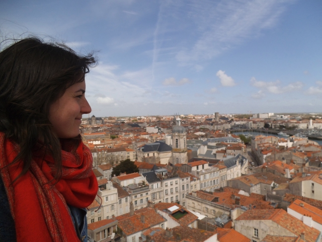 Aurelija La Rošelio (Prancūzija) stogų fone vienos studijų kelionės metu.