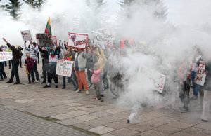 “Emigrantai” Filmavimo aikštelėje naudoti dūmų užtaisai. N.Byčkovskio nuotr.