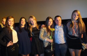 „Emigrantai“ kėlė pasididžiavimą Rokiškiu J.Krisiūnas ir jaunosios „Emigrantų“ aktorės po premjeros spinduliavo džiaugsmu. Autorės nuotr.