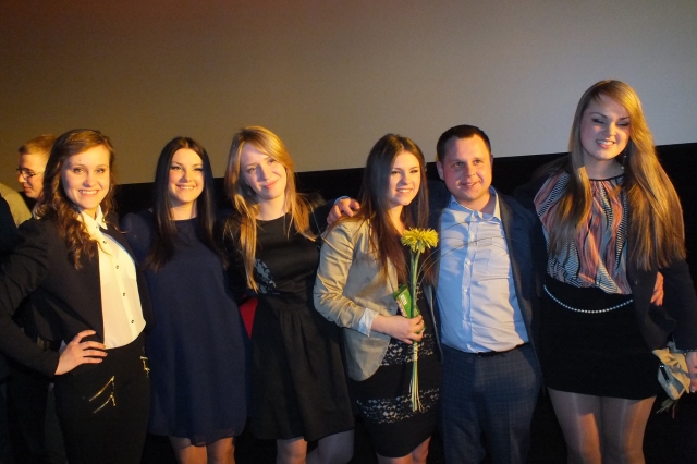 J.Krisiūnas ir jaunosios „Emigrantų“ aktorės po premjeros spinduliavo džiaugsmu. Autorės nuotr. J.Krisiūnas ir jaunosios „Emigrantų“ aktorės po premjeros spinduliavo džiaugsmu. Autorės nuotr.