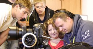 "Emigrantų" kūrėjai su Larisa Kalpokaite. J.Krisiūno nuotr.