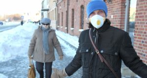 Bijantiesiems užsikrėsti gripu viešose vietose patariama dėvėti apsaugines kaukes. N.Byčkovskio nuotr.