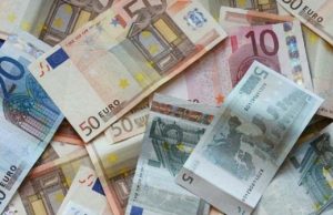 Šimto litų banknotas – už degtukų dėžutę. Kaip elgtis pardavėjui? Redakcijos archyvo nuotr.