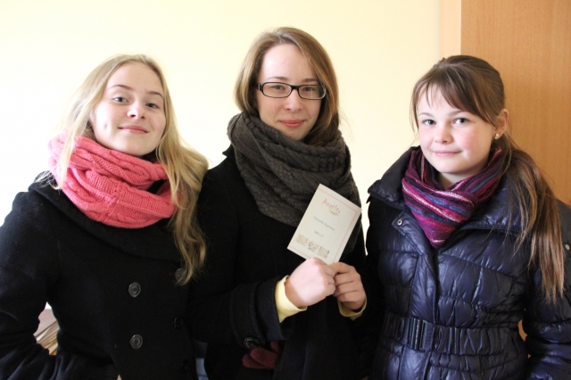 Atsiimti prizo M.Stalionytė (centre) atvyko su savo bendraklasėmis Milda Čižauskaite ir Agne Marcinkevičiūte. N.Byčkovskio nuotr.