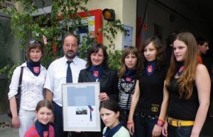 Maltos ordino Estenfeldo savanorių vadovas Klausas Vilis su Kriaunų pagrindinės mokyklos jaunaisiais maltiečiais. K.Zibolio nuotr.