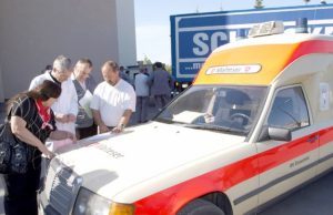 Automobilio raktelius Klausas Wilis (dešinėje) perdavė ligoninės direktoriui Raimundui Martinėliui (antras iš kairės) ir direktoriaus pavaduotojui Kęstučiui Kurkliečiui. Bendrauti jiems padėjo Vidutė Repšienė.D.Zibolienės nuotr.