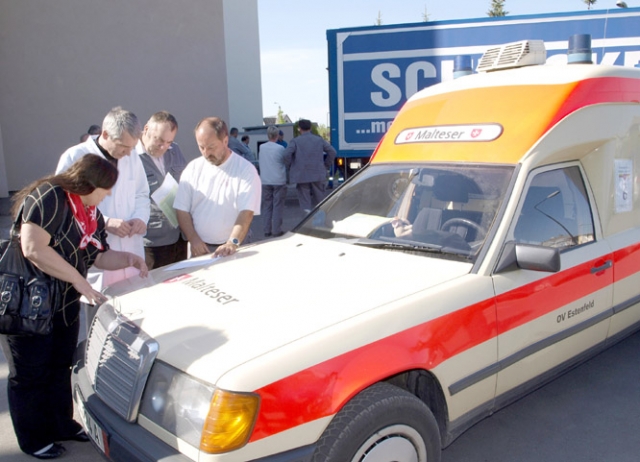 Automobilio raktelius Klausas Wilis (dešinėje) perdavė ligoninės direktoriui Raimundui Martinėliui (antras iš kairės) ir direktoriaus pavaduotojui Kęstučiui Kurkliečiui. Bendrauti jiems padėjo Vidutė Repšienė.D.Zibolienės nuotr.