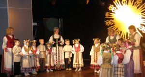 Ar „Pumpurėlio“ vaikams ir auklėtojoms pavyks pakviesti Saulutę? L.Dūdaitės nuotr.