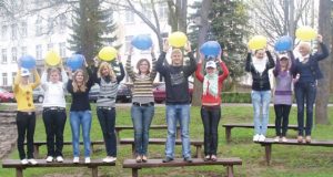 Akcijoje „Europos Sąjungos vėliavos spalvos tavo aprangoje“ – 3 a klasės gimnazistai. Lauryno Dimos nuotr.