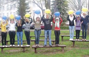 Akcijoje „Europos Sąjungos vėliavos spalvos tavo aprangoje“ – 3 a klasės gimnazistai. Lauryno Dimos nuotr.