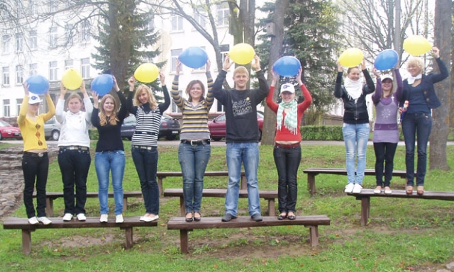 Akcijoje „Europos Sąjungos vėliavos spalvos tavo aprangoje“ – 3 a klasės gimnazistai. Lauryno Dimos nuotr.