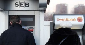 Sukčiai vėl bando gyventojų budrumą ‒ taikosi į kodų kortelių naudotojus