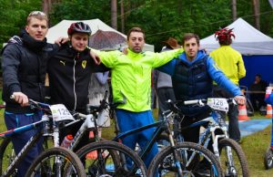 Rokiškėnai "Fenikso" klubo nariai įsiamžino su apdovanojimais. "Fenikso" klubo nuotr.