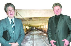 V.Maželio (kairėje) ir V.Kanopos derybų objektas - Gerkonių žemės ūkio bendrovės kiaulių fermos. D.Zibolienės fotomontažas.