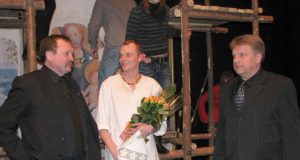 Aktorių Saulių Čiučelį (viduryje) sveikino Obelių bendruomenės pirmininkas Romas Kundelis (kairėje) ir seniūnas Eugenijus Narkūnas. D.Zibolienės nuotr.