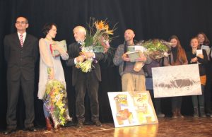 Teatrų festivalis – rokiškėnų susikurta privilegija Pernykštis festivalio uždarymo šurmulys: pagrindinį prizą laimėjo Jono Vaitkaus (trečias iš kairės) spektaklis „Stabmeldžiai“. Redakcijos archyvo nuotr.