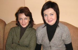 Snieguolė Skardžiuvienė (kairėje) ir Silvija Maksvytienė per Valentino dieną kviečia į kol kas Rokiškyje nematytą renginį. A.Skardžiaus nuotr.