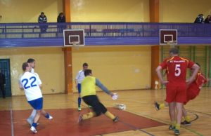 Rokiškio futbolo klubo jaunimas įveikė visaginiečius Rokiškio futbolo klubo (balta apranga) ir Visagino SC rungtynių akimirka. L. Dūdaitės nuotr.